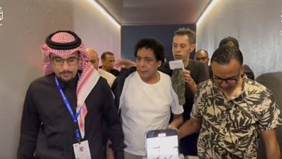 لحظة وصول الكينج محمد منير مسرح حفله بجدة (فيديو)