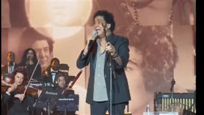 ظهور أحمد سعد في حفل محمد منير بالبدلة، والكينج يعلق 