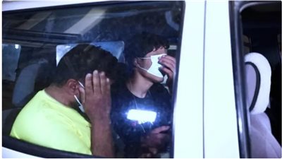 لحظة نقل 9 مصريين اعتقلتهم اليونان لتورطهم بغرق قارب المهاجرين (فيديو) 