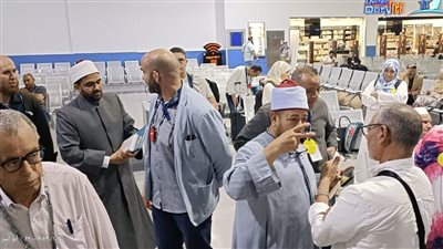 قافلة البحوث الإسلامية تكثّف تواجدها بمطار القاهرة لتوعية الحجاج بالمناسك