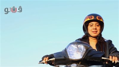 الأيدي الناعمة تحترف قيادة الموتوسيكلات.. حكاية صوفيا من دراسة علم النفس إلى تعليم الفتيات الميكانيكا (فيديو) 