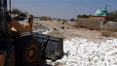 إزالة حالة تعد في المهد على أراضي أملاك الدولة بمدينة الزينية في الأقصر