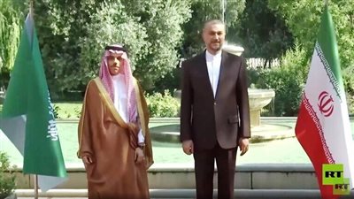  صورة تربك المؤتمر الصحفي بين وزيري خارجية السعودية وإيران، وطهران تكشف التفاصيل