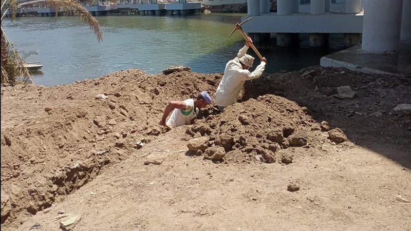 العمل بإنشاء مجمع
