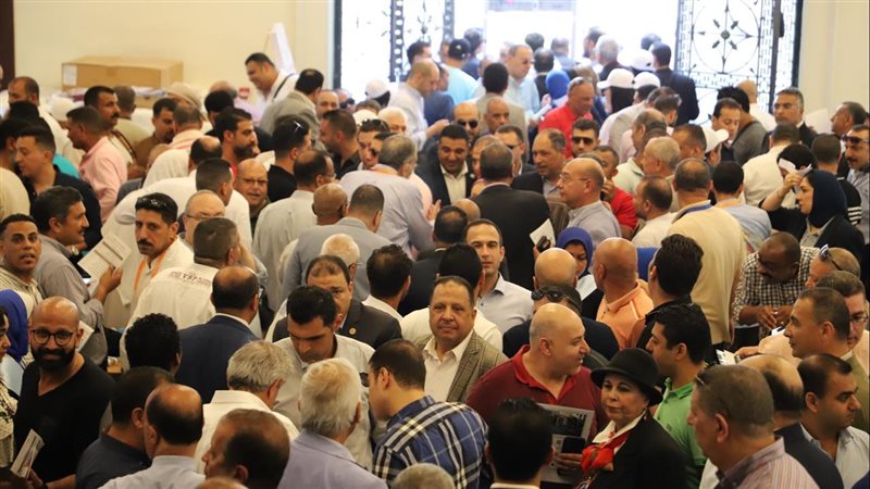 حشود الناخبين بالغرفة