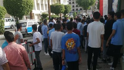 توافد طلاب الثانوية بالأقصر لامتحان أول مادة مضافة للمجموع (صور) 