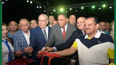 محافظ الدقهلية يفتتح معرضا للسلع الغذائية بأسعار مخفضة أمام حي شرق المنصورة (صور)