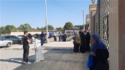 توافد الطلاب على لجان الثانوية العامة في الإسماعيلية لأداء امتحان اللغة العربية (فيديو)