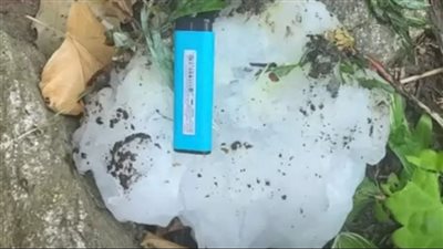 رجل يتفاجأ بسقوط كرات جليد خلال فصل الصيف 