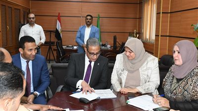 محافظ الفيوم يتفقد غرفة عمليات امتحانات الثانوية العامة (صور)