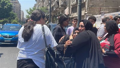 انهيار أم وابنتها أمام إحدى لجان الثانوية العامة بعد انتهاء امتحان العربي (فيديو وصور) 
