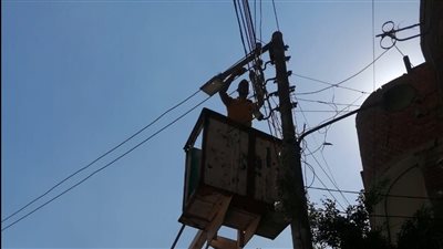 إصلاح أبراج كهرباء وتطهير شبكات مياه بقرى بنى مزار بالمنيا