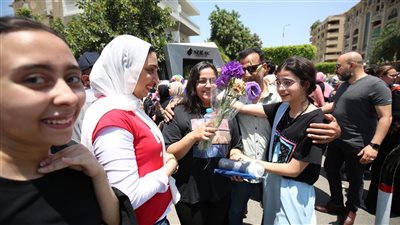 بالأحضان والورود، أب يستقبل ابنته عقب امتحان اللغة العربية للثانوية العامة (صور)