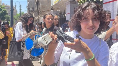 كوميديا الثانوية العامة، طالبة بالمروحة في امتحان اللغة العربية (فيديو وصور) 