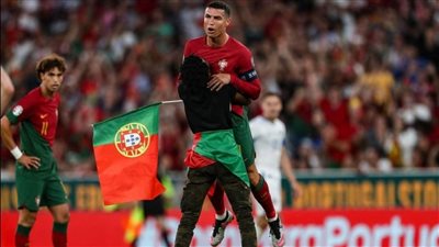 كواليس اقتحام مشجع ملعب مباراة البرتغال ضد البوسنة والهرسك (فيديو)