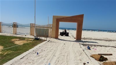 قوة أمنية تمنع المواطنين من نزول شاطئ النخيل والمصايف: الشاطئ مازال مغلقا