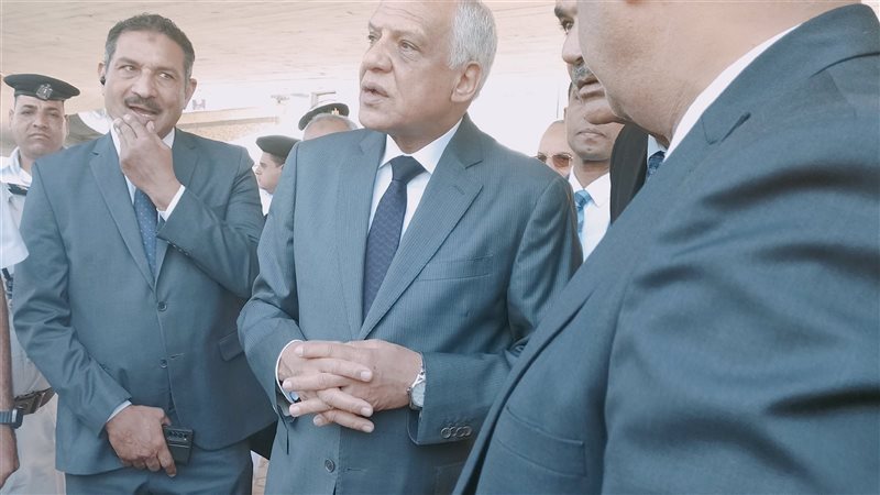 محافظ الجيزة أثناء