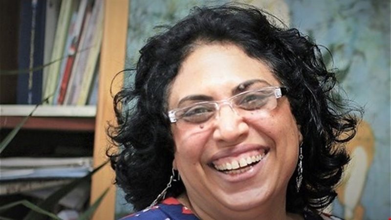 الكاتبة مني الشيمي،