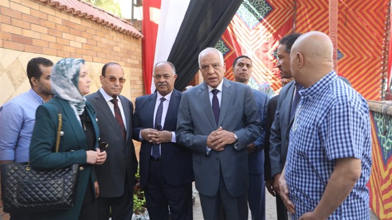 محافظ الجيزة أثناء