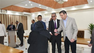 محافظ الفيوم يسلم مساعدات مالية للأسر الأولى بالرعاية 