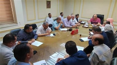 السكرتير العام بالبحيرة يعقد اجتماعًا مع مجلس إدارة مشروع الرصف الإنتاجي بالمحافظة 