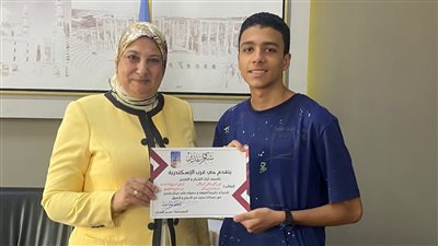 رئيس حي غرب بالإسكندرية تكرم أوائل الإعدادية على مستوى المحافظة 