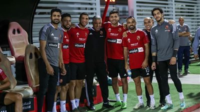 التفاؤل والمرح يظهر على لاعبي الأهلي بعد العودة للتدريبات (فيديو)