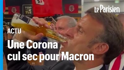 ماكرون يشرب زجاجة 