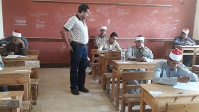 طلاب الثانوية الأزهرية علمي يؤدون امتحان التفاضل والتكامل بالوادي الجديد