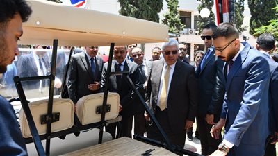 وزير التعليم العالي يُشيد بالسيارة الكهربائية باكورة إنتاج الكلية المصرية الصينية بجامعة القناة 