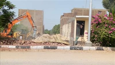 تنفيذ إزالة حالتي تعد بالبناء بمدينة أرمنت في محافظة الأقصر