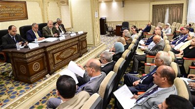 محلية البرلمان تناقش انتشار القمامة بشوارع أسيوط، والمحافظ: نحتاج إلى فكر استثماري 