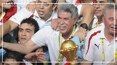 حكاية ارتداء نجم الزمالك تيشيرت الأهلي.. لقطات لا تنسى للمعلم حسن شحاتة (فيديو جراف)