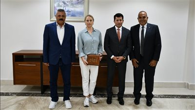 أشرف صبحي يلتقي رئيس الاتحاد الدولي للغوص لبحث استعدادات بطولة العالم للسباحة