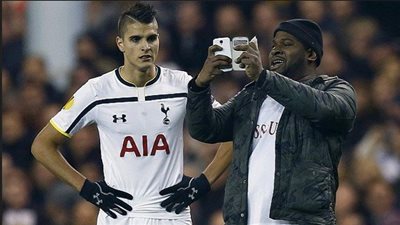 أبرزها سيلفي نجوم توتنهام وطائرة الاستفزاز.. أغرب مواقف أدت لتوقف مباريات كرة القدم (فيديو)