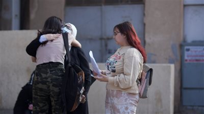 أولياء الأمور يرافقون أبناءهم استعدادا لأداء امتحان اللغة الثانية (صور)