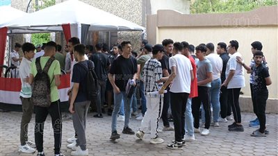 أولياء أمور طلاب الثانوية يستقبلون أبناءهم بعد امتحان اللغة الأجنبية الثانية بالدقهلية (بث مباشر)