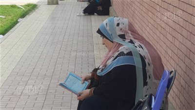 بالقرآن، أولياء أمور طلاب الثانوية العامة في الإسماعيلية ينتظرون أبناءهم أمام مقار اللجان (صور) 