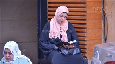  بالقرآن والسبحة، أولياء الأمور ينتظرون طلاب الثانوية العامة أمام اللجان (صور) 