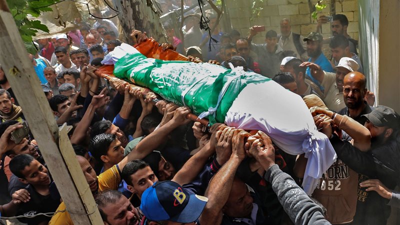 الفلسطينيون يشيعون