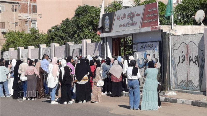 جانب من توافد الطلاب،