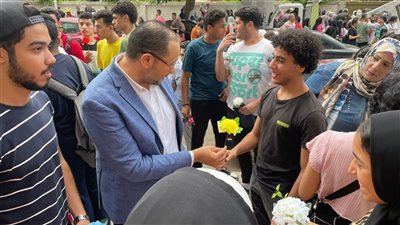 امتحانات الثانوية العامة، أغاني وفرحة بين الطلاب بعد أداء امتحان اللغة الأجنبية الثانية، وطالبة تصطحب مروحة في الامتحان