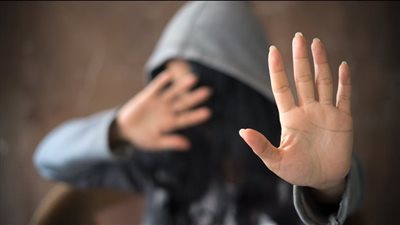 ربة منزل تتهم حدادا بالاعتداء جنسيا علي طفلتها 