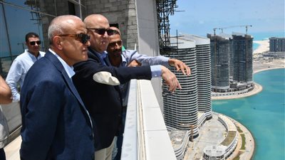 من أعلى نقطة بالعلمين الجديدة، وزير الإسكان يتابع مشروعات المدينة