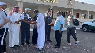 الفوج الأول للحج السياحي البري يصل السعودية لأداء الفريضة (فيديو) 