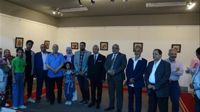 رئيس جامعة المنيا يفتتح معرضي إطار حر وطائر القصاصات