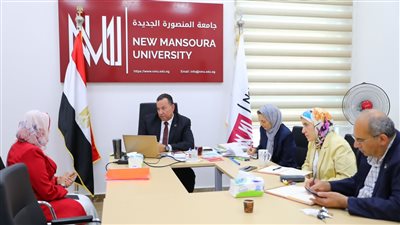 رئيس جامعة المنصورة الجديدة يجري مقابلات المتقدمين لشغل الوظائف 