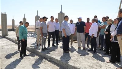 محافظ الوادي الجديد يتفقد أعمال الإنشاءات بنادي الفروسية والقرية التراثية (صور)