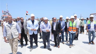 وزير النقل يتفقد مواقع العمل بمشروعي تطوير ميناء العريش 