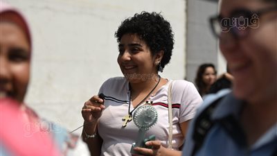 طالبة تصطحب مروحة في امتحان اللغة الأجنبية الثانية: الجو حر موت ومروحة اللجنة بايظة (فيديو) 